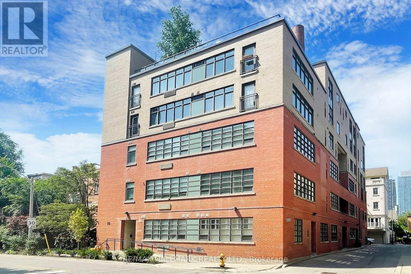 206 - 10 WELLESLEY PLACE