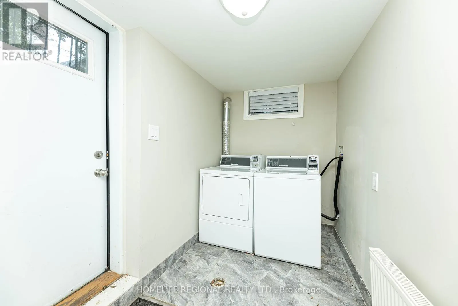 MAIN FLOOR - 204 ROXTON ROAD