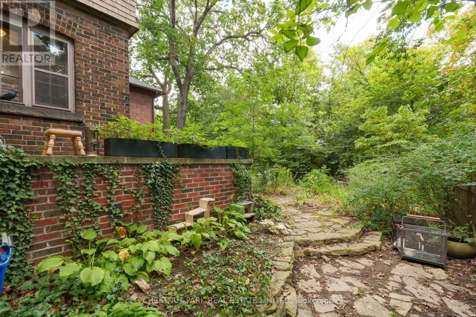 18 WYCHWOOD PARK
