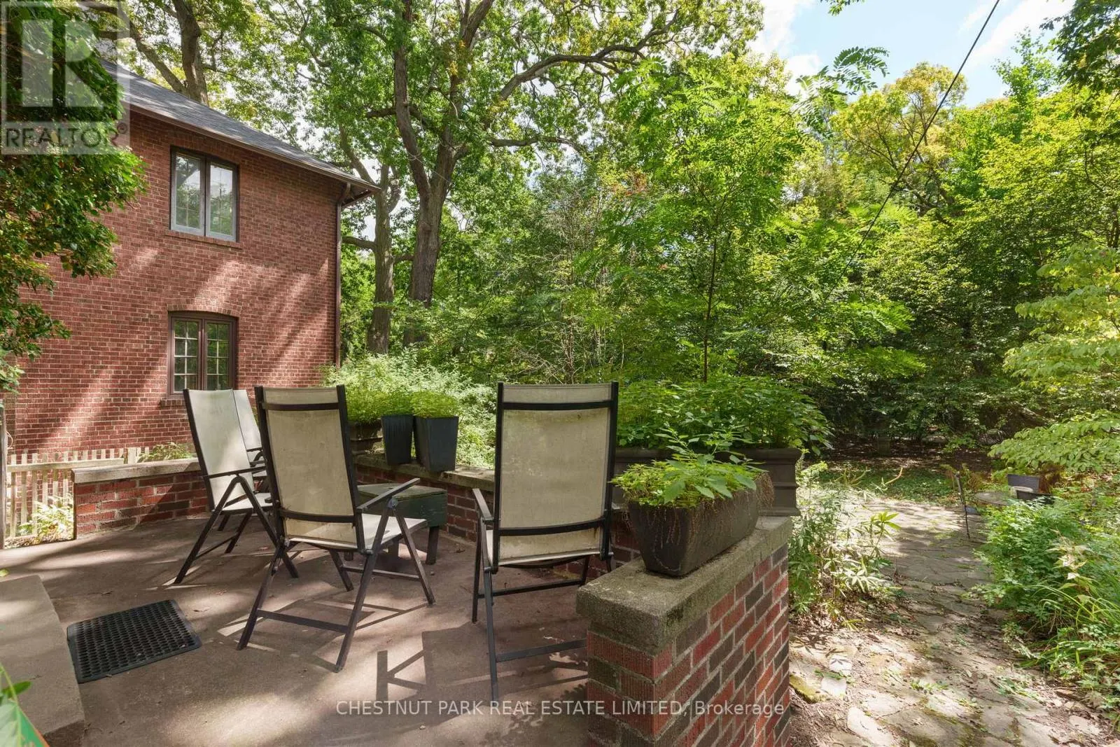 18 WYCHWOOD PARK
