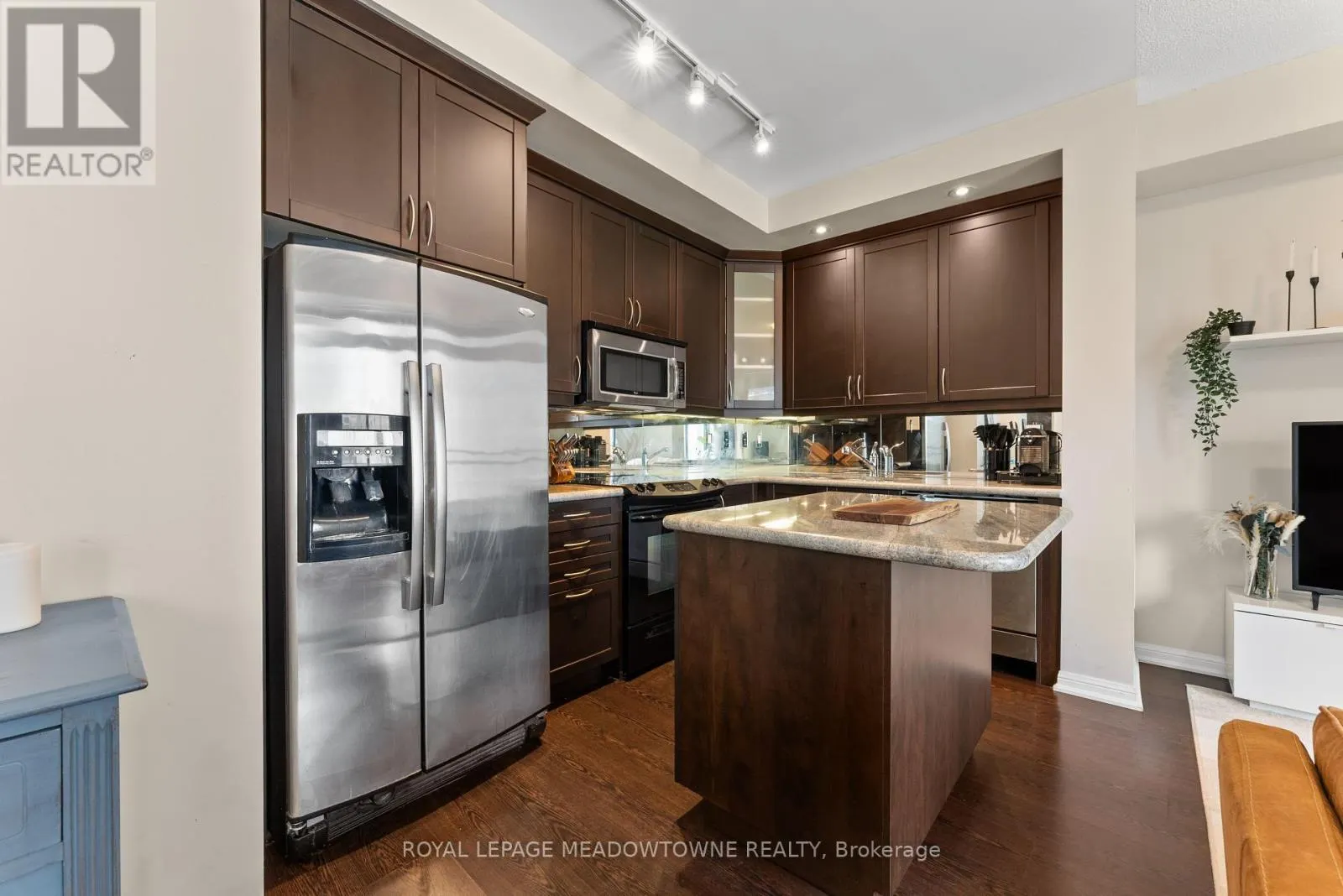 916 - 628 FLEET STREET