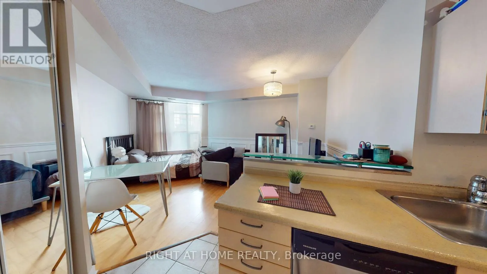 908 - 438 RICHMOND STREET W