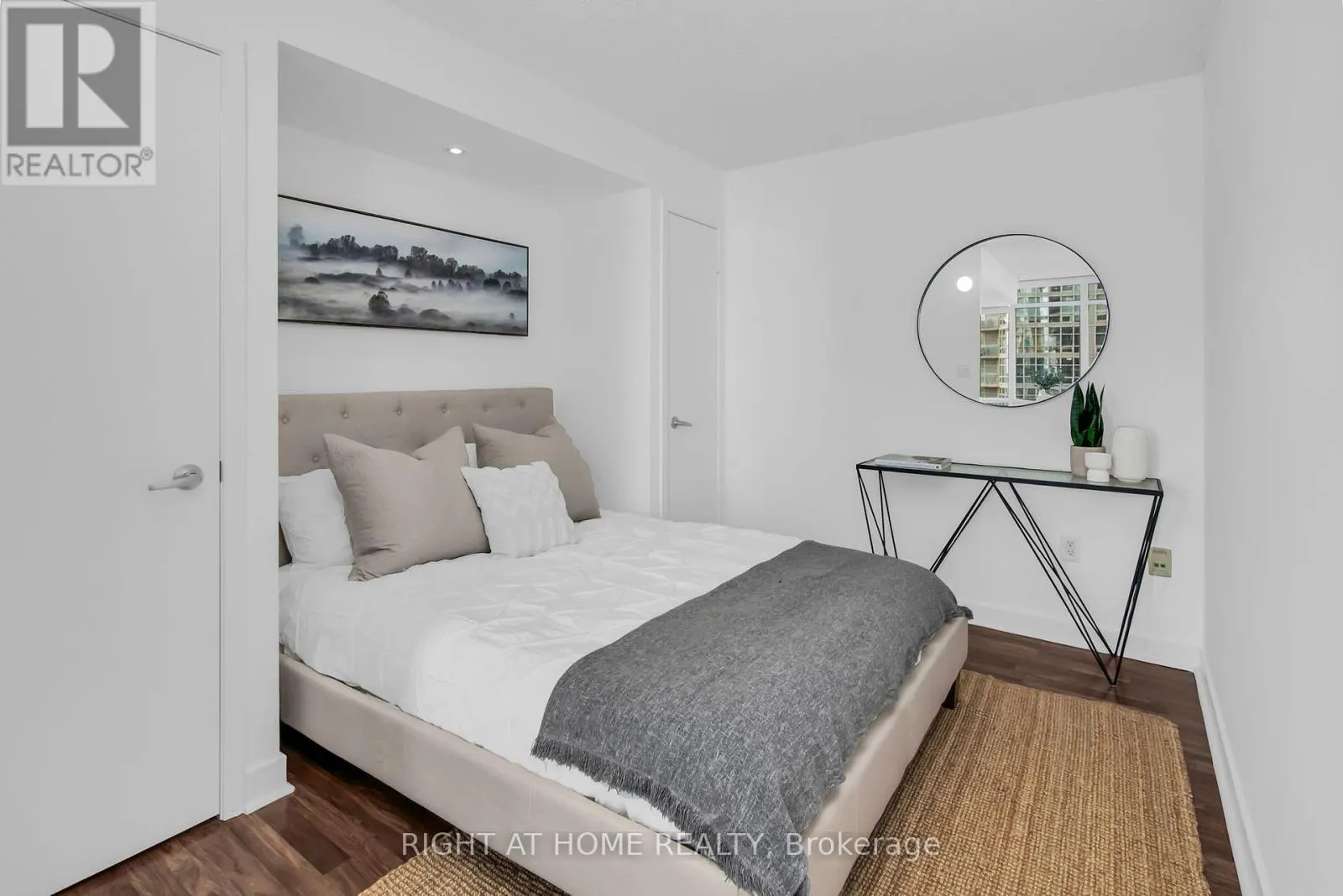 2509 - 11 BRUNEL COURT