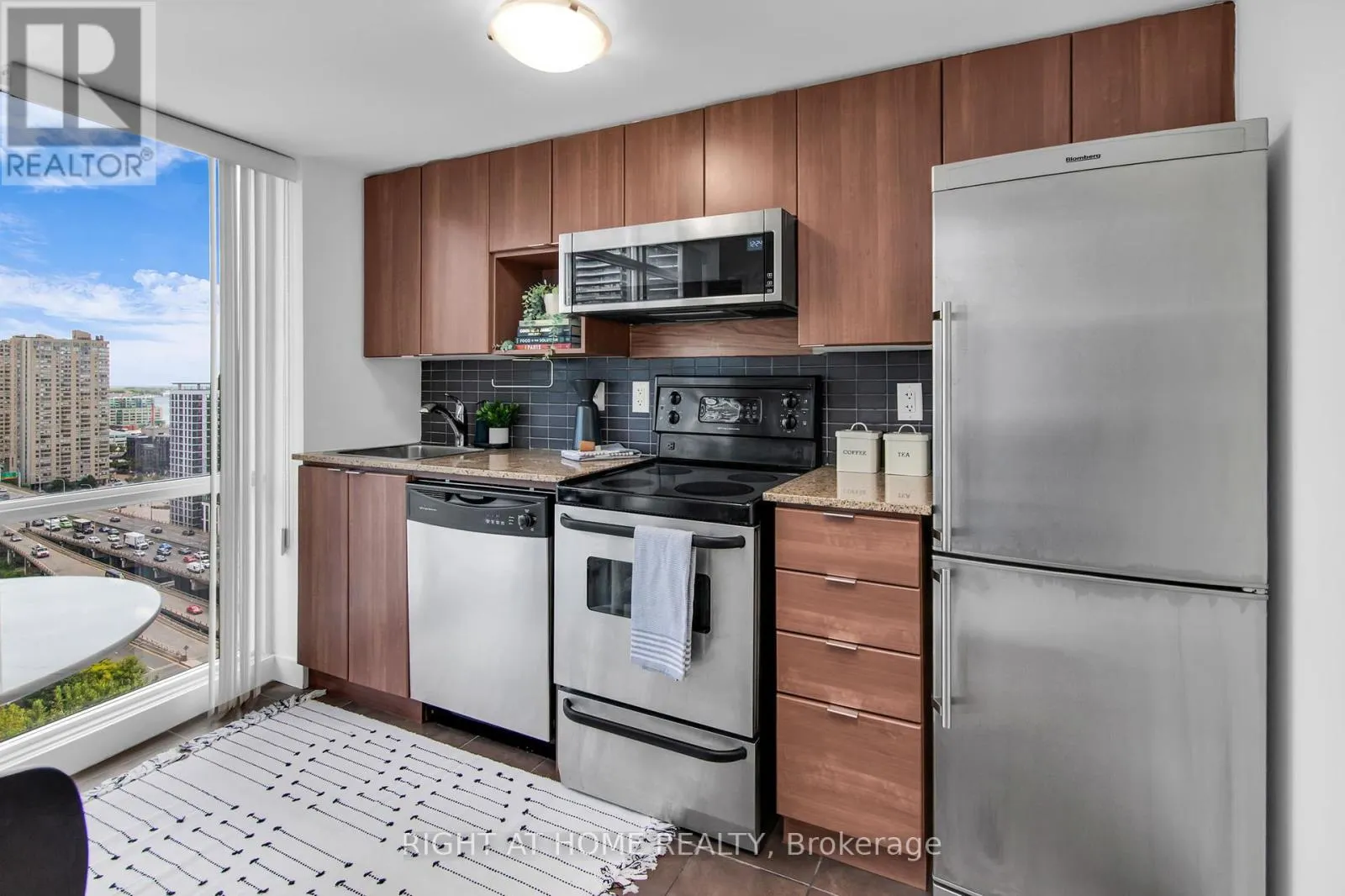2509 - 11 BRUNEL COURT