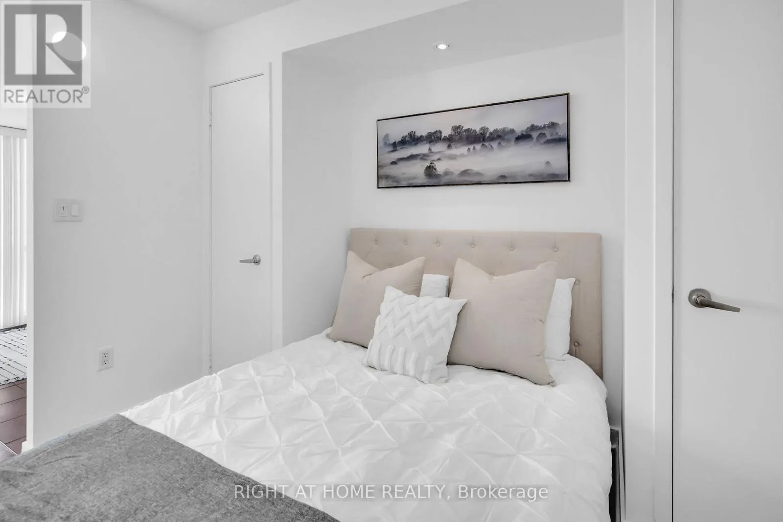 2509 - 11 BRUNEL COURT