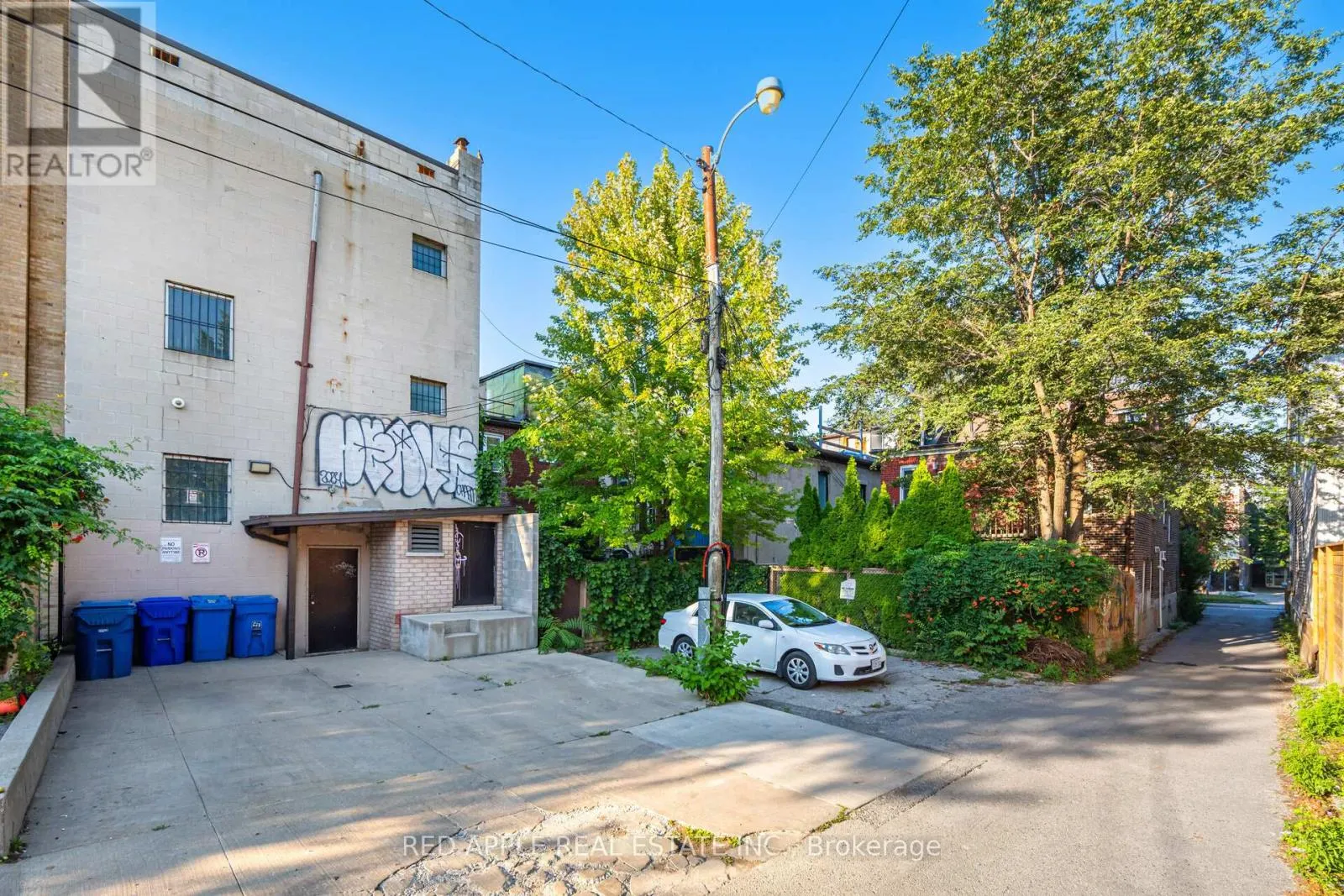 799 BLOOR STREET W