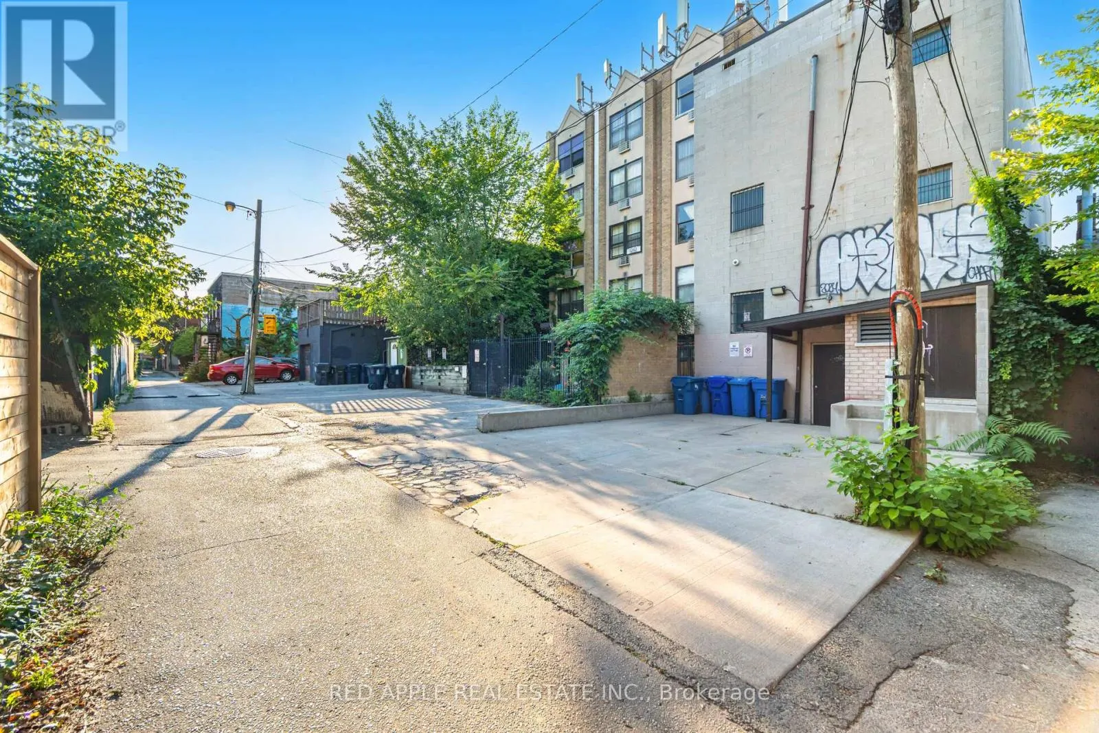 799 BLOOR STREET W