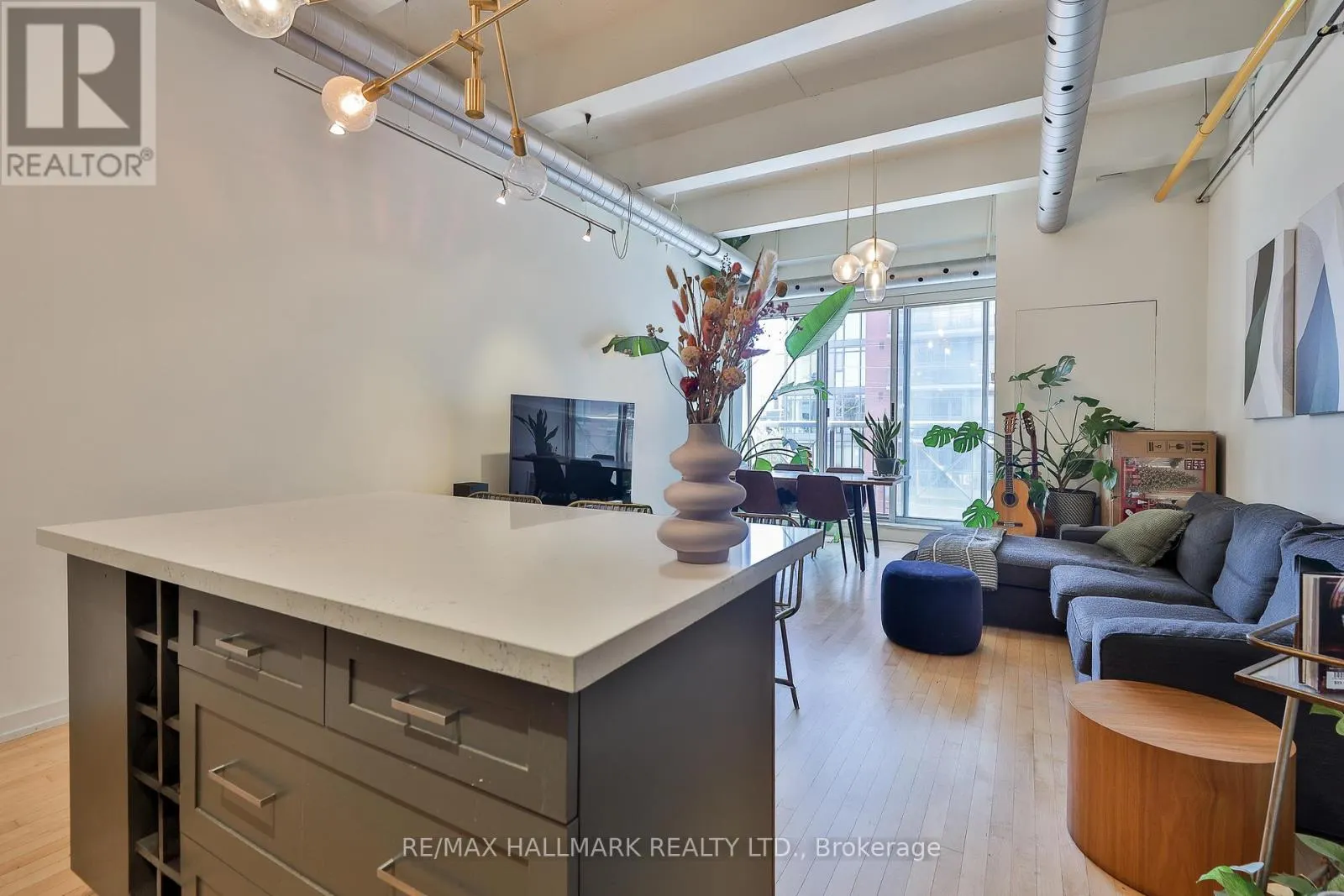 302 - 766 KING STREET W