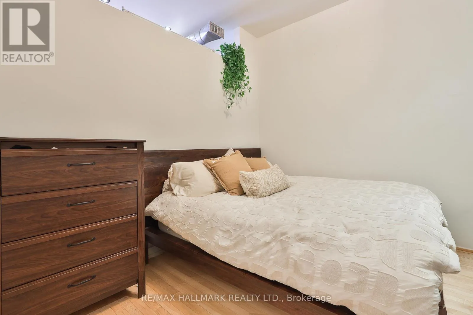 302 - 766 KING STREET W