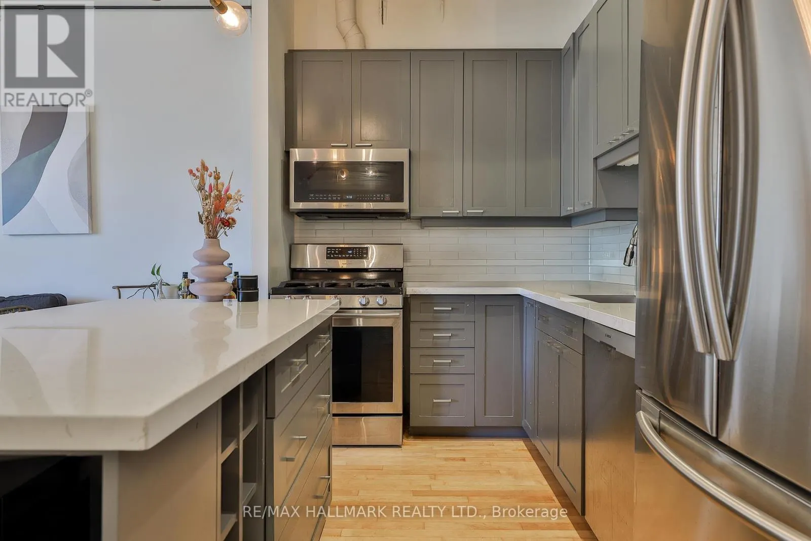 302 - 766 KING STREET W