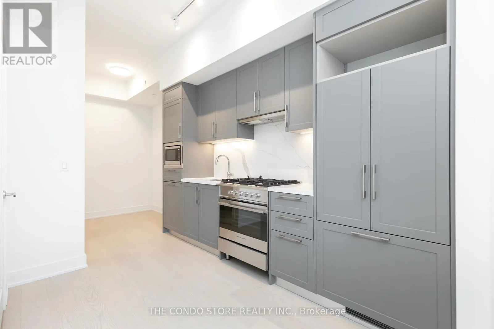 706 - 8 MANOR ROAD W