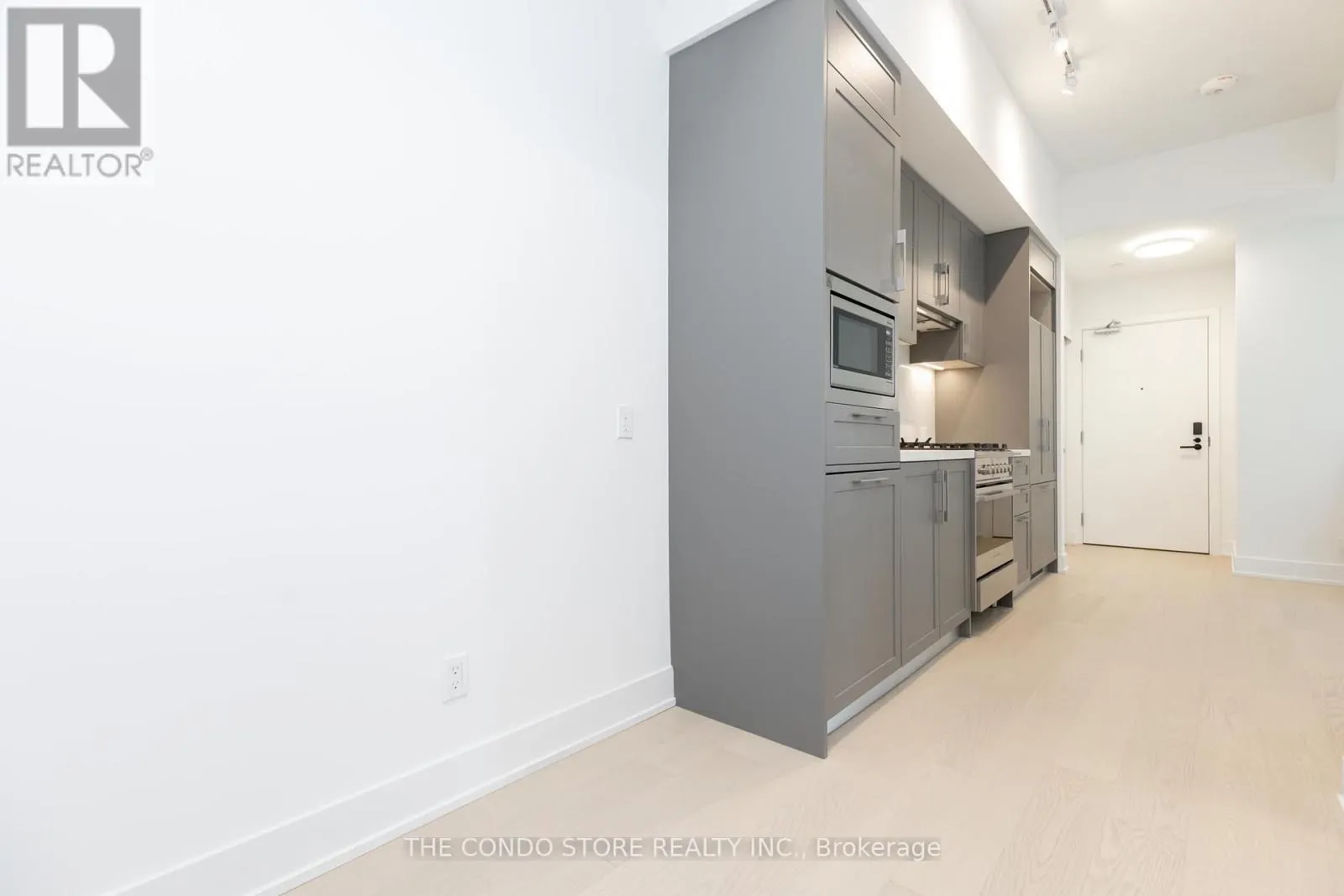 706 - 8 MANOR ROAD W