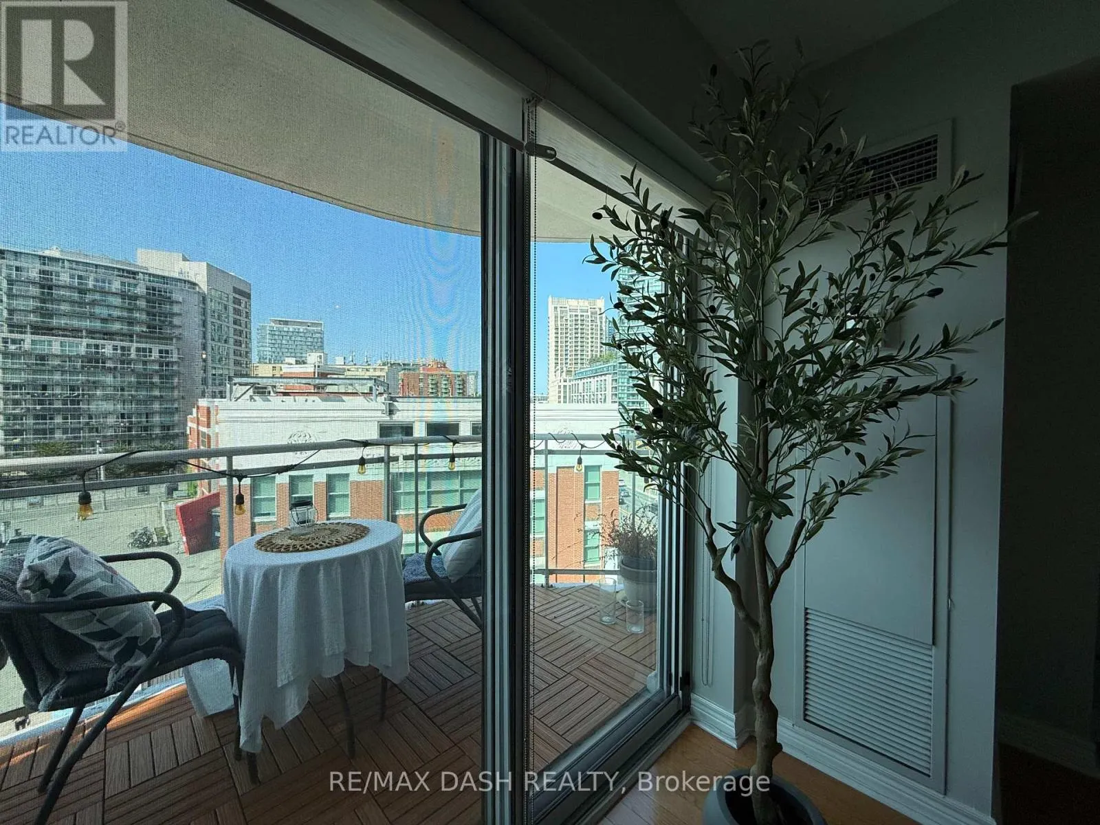 718 - 600 QUEENS QUAY W