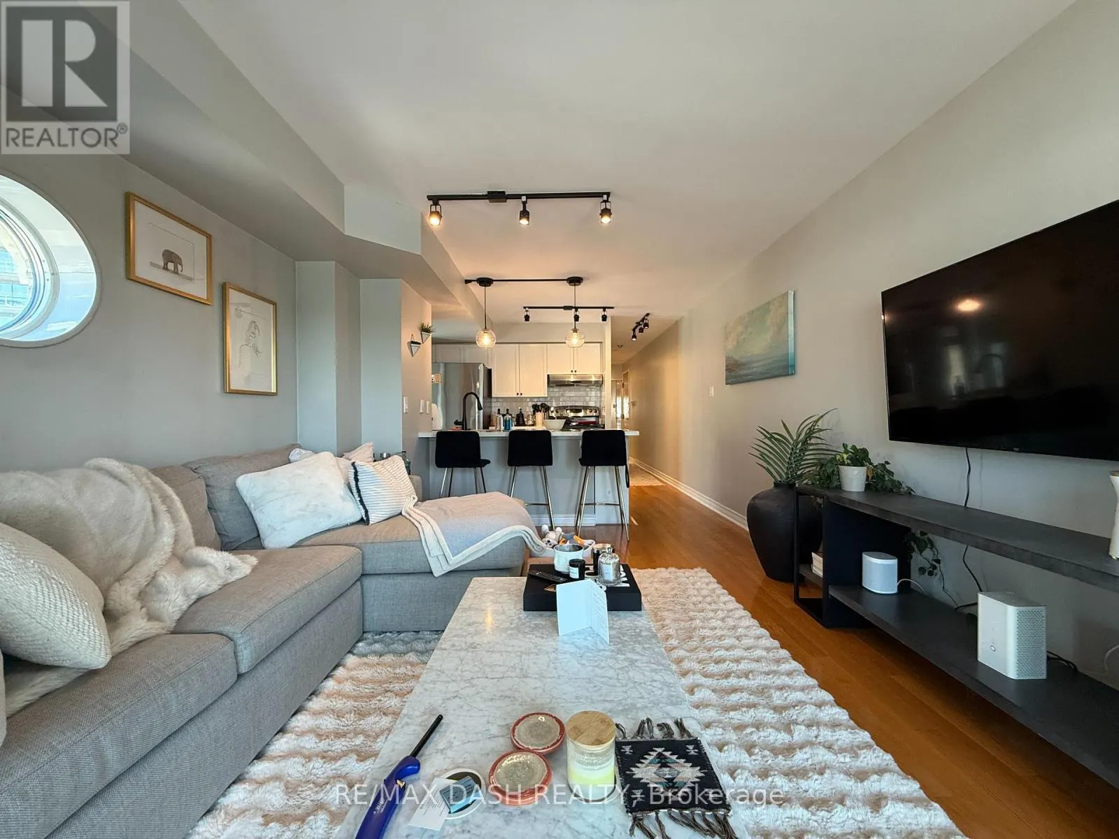 718 - 600 QUEENS QUAY W
