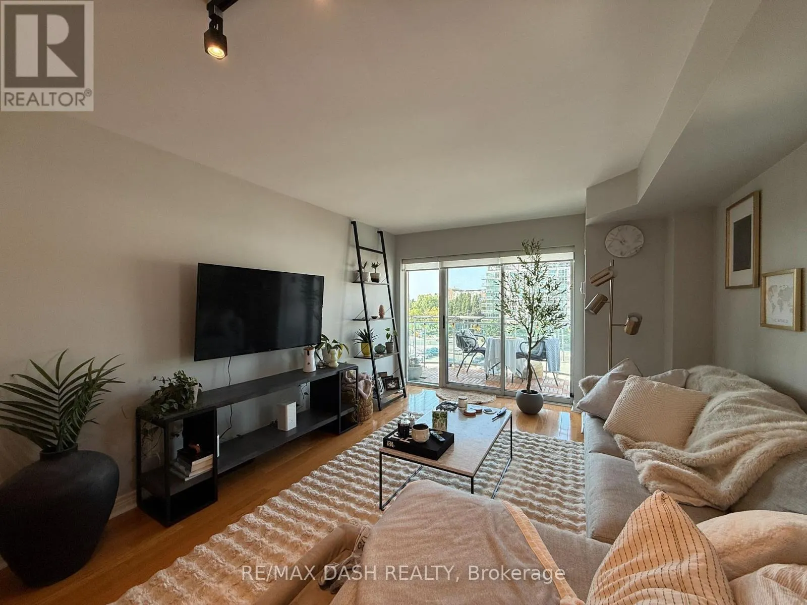 718 - 600 QUEENS QUAY W