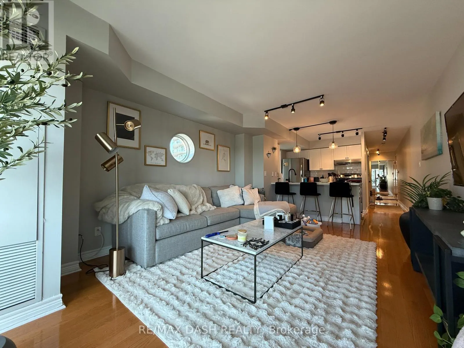 718 - 600 QUEENS QUAY W