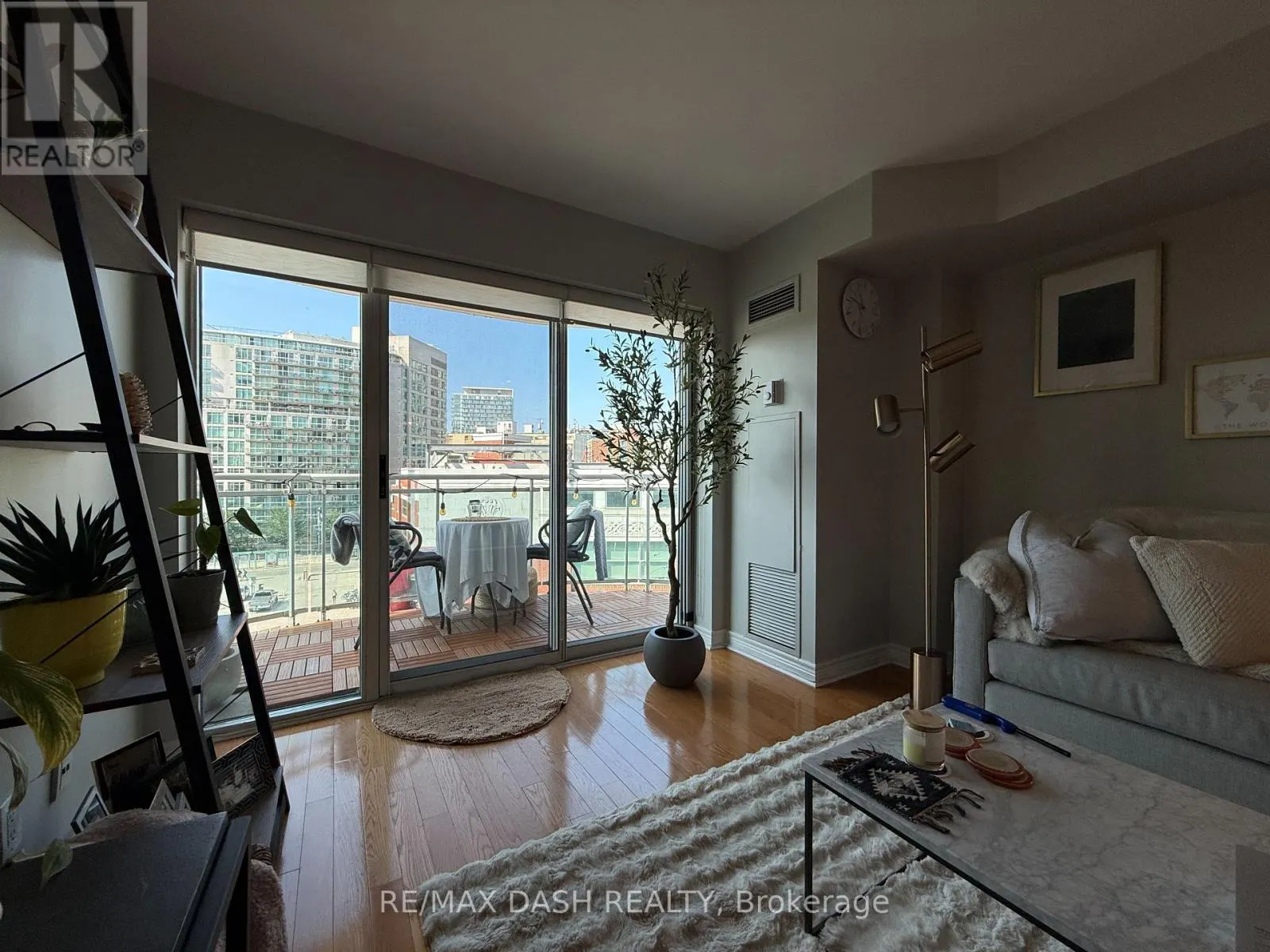 718 - 600 QUEENS QUAY W