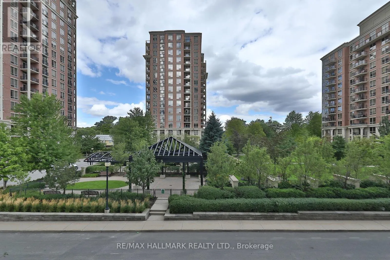 343 - 20 INN ON THE PARK DRIVE