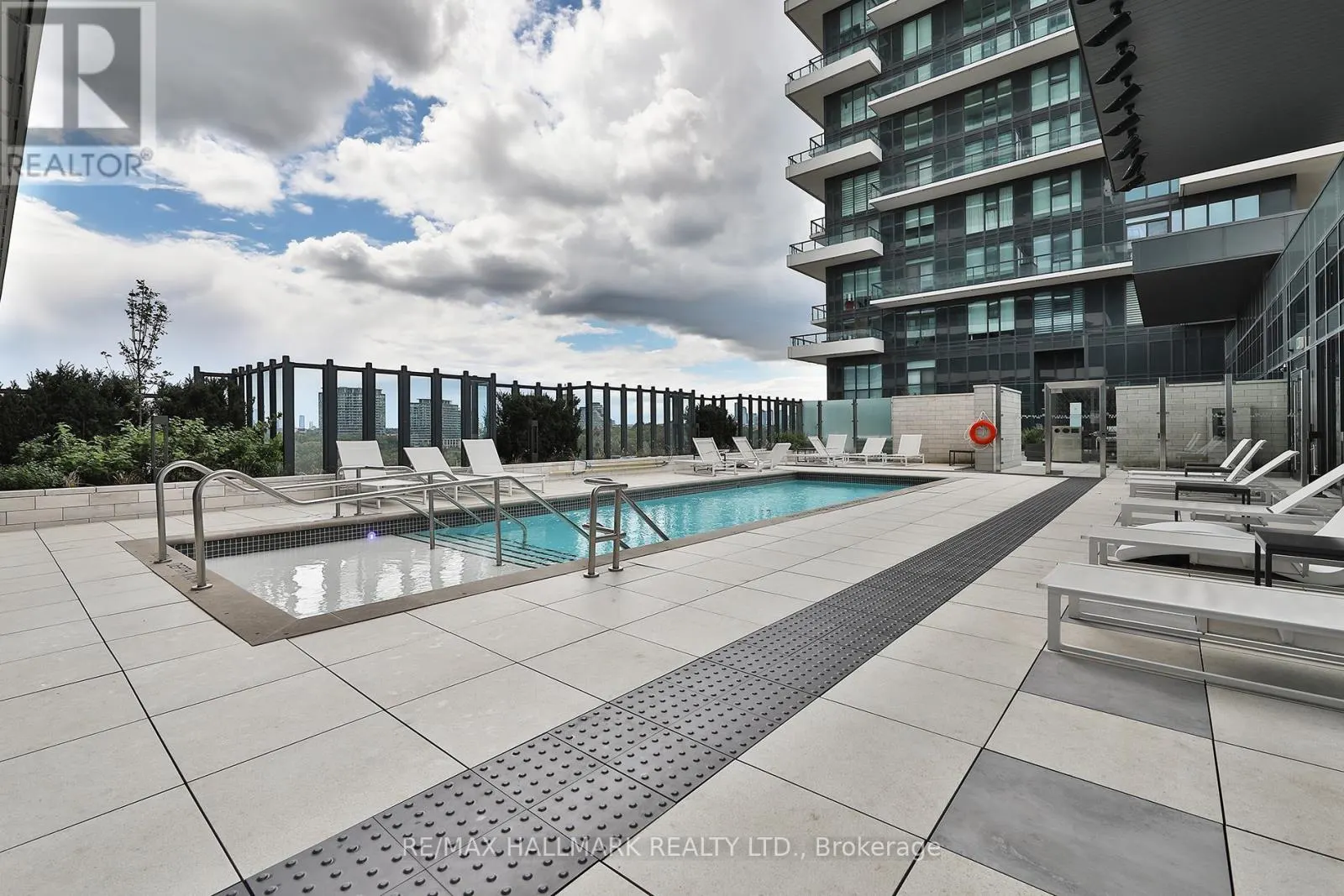 343 - 20 INN ON THE PARK DRIVE