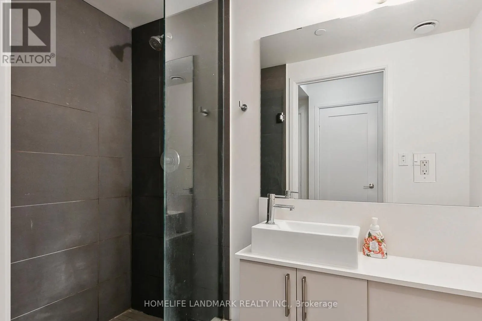 301W - 27 BATHURST STREET