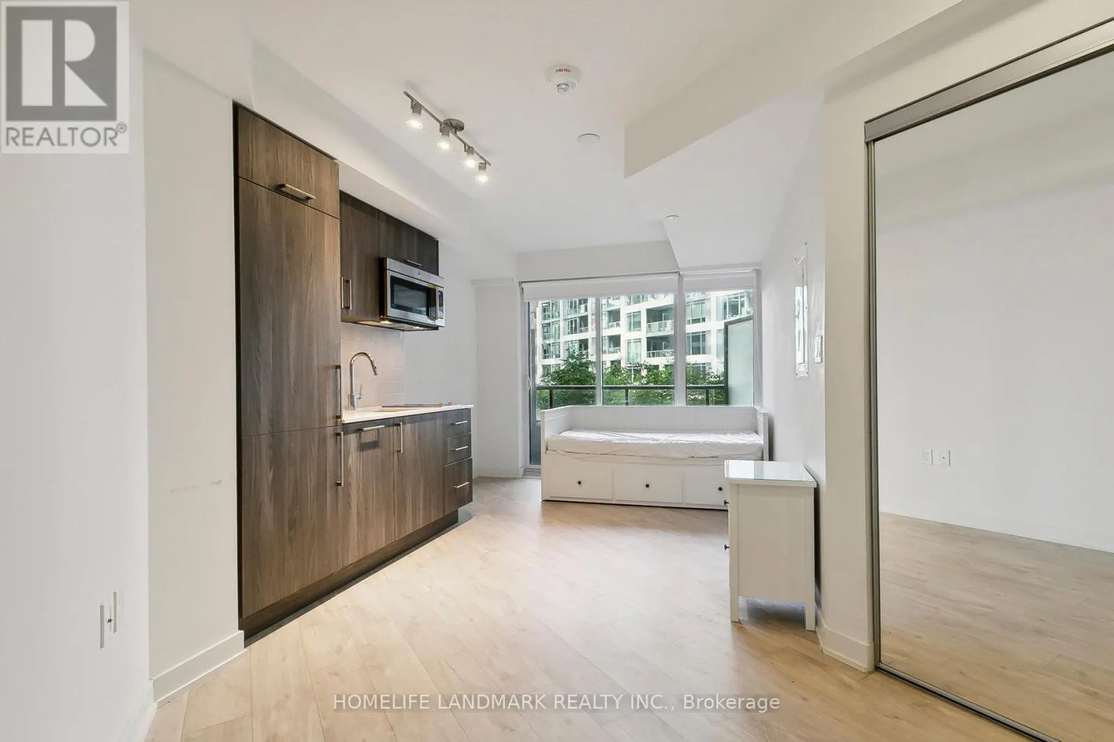 301W - 27 BATHURST STREET