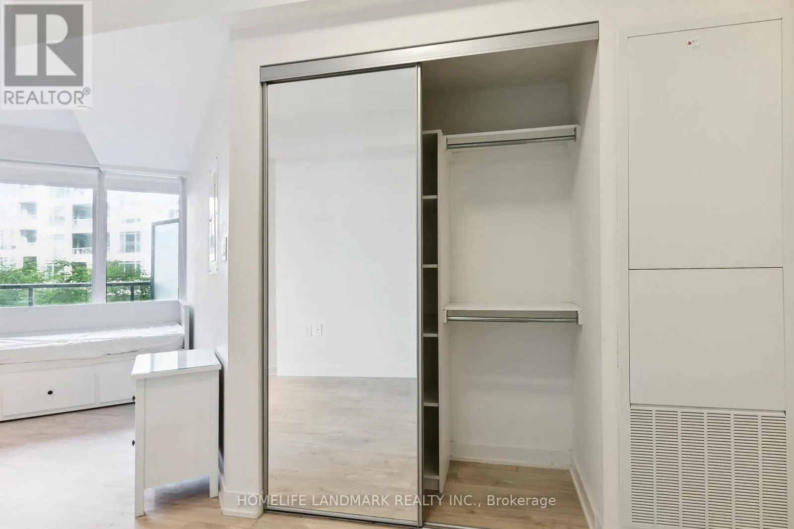 301W - 27 BATHURST STREET