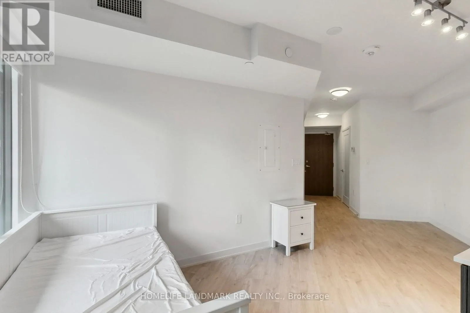 301W - 27 BATHURST STREET