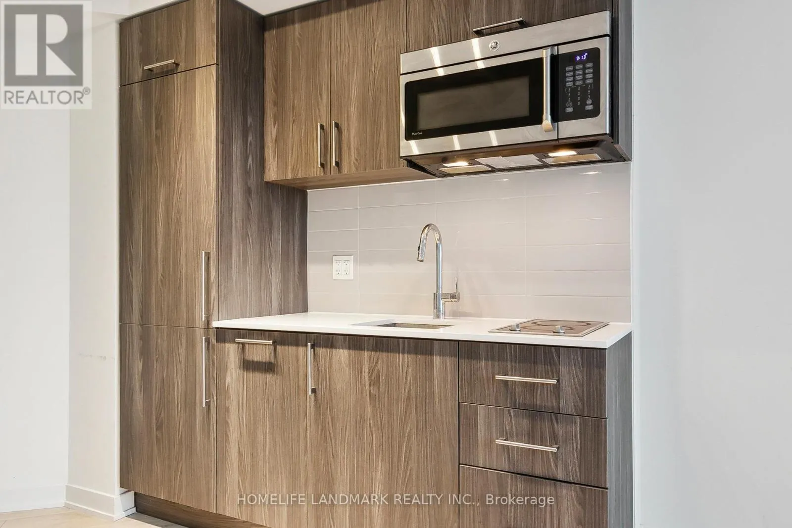 301W - 27 BATHURST STREET