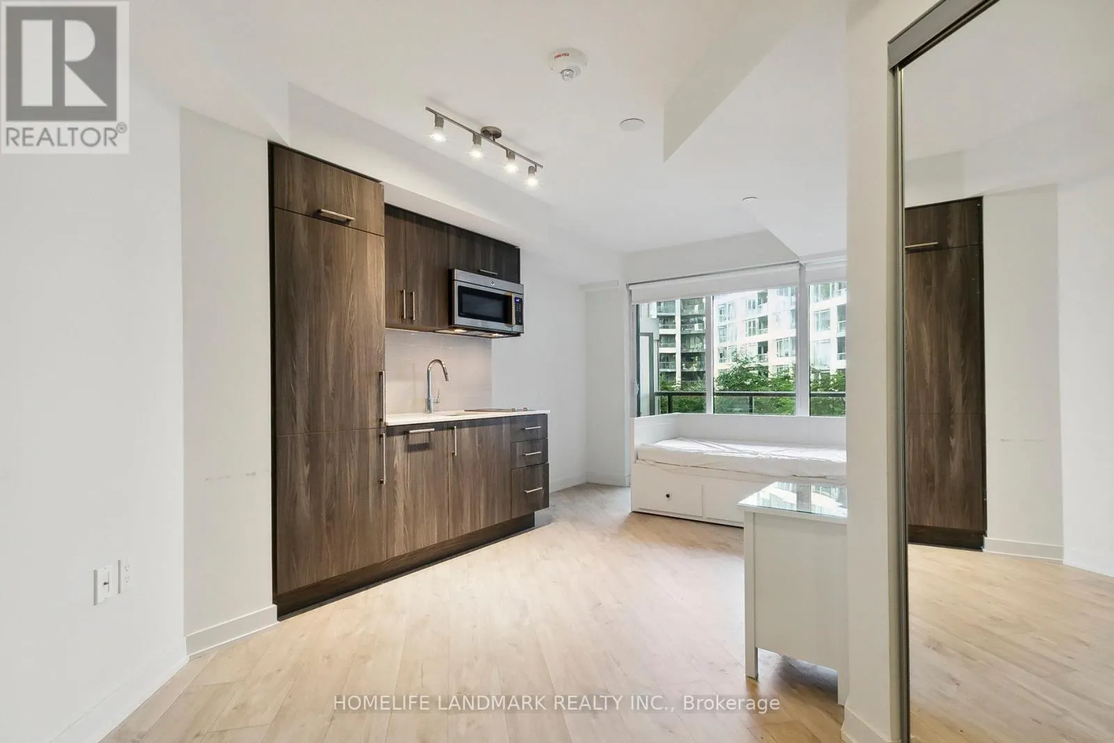301W - 27 BATHURST STREET