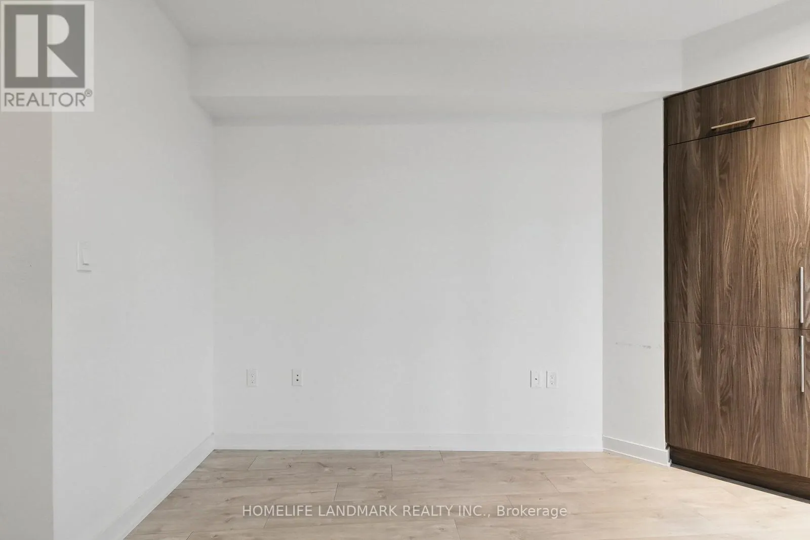 301W - 27 BATHURST STREET