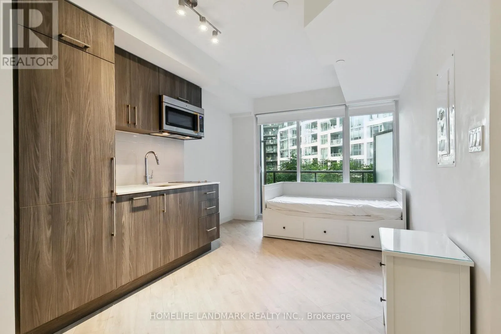 301W - 27 BATHURST STREET