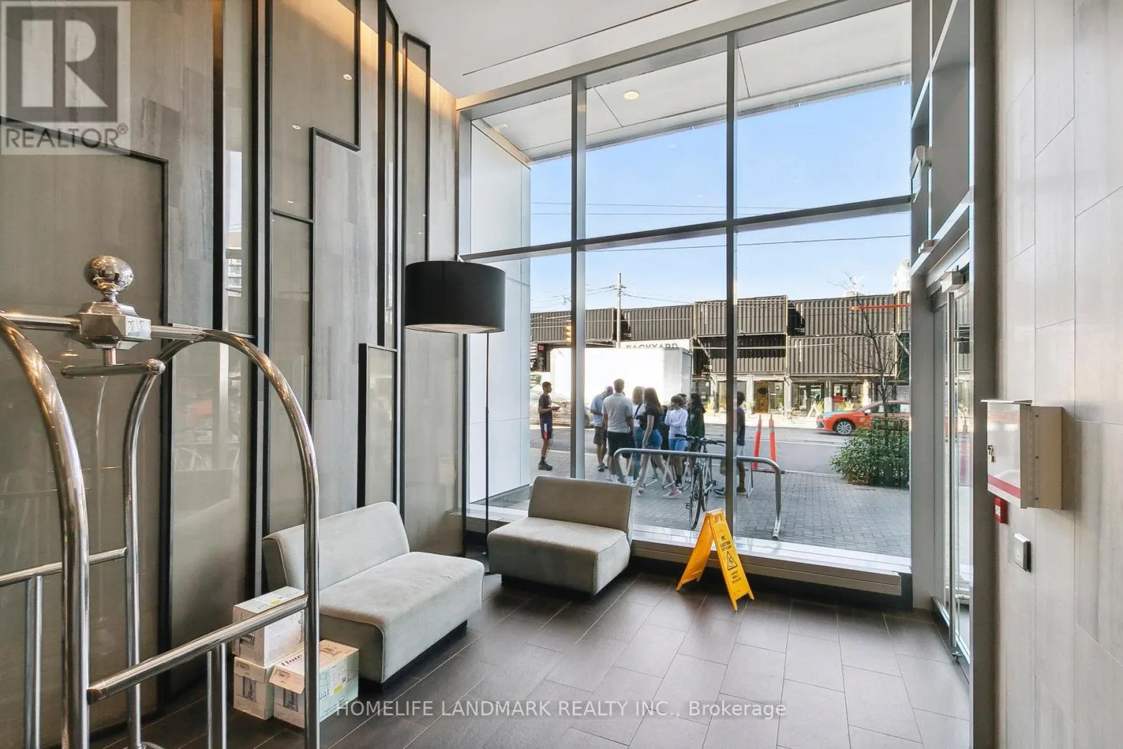 301W - 27 BATHURST STREET
