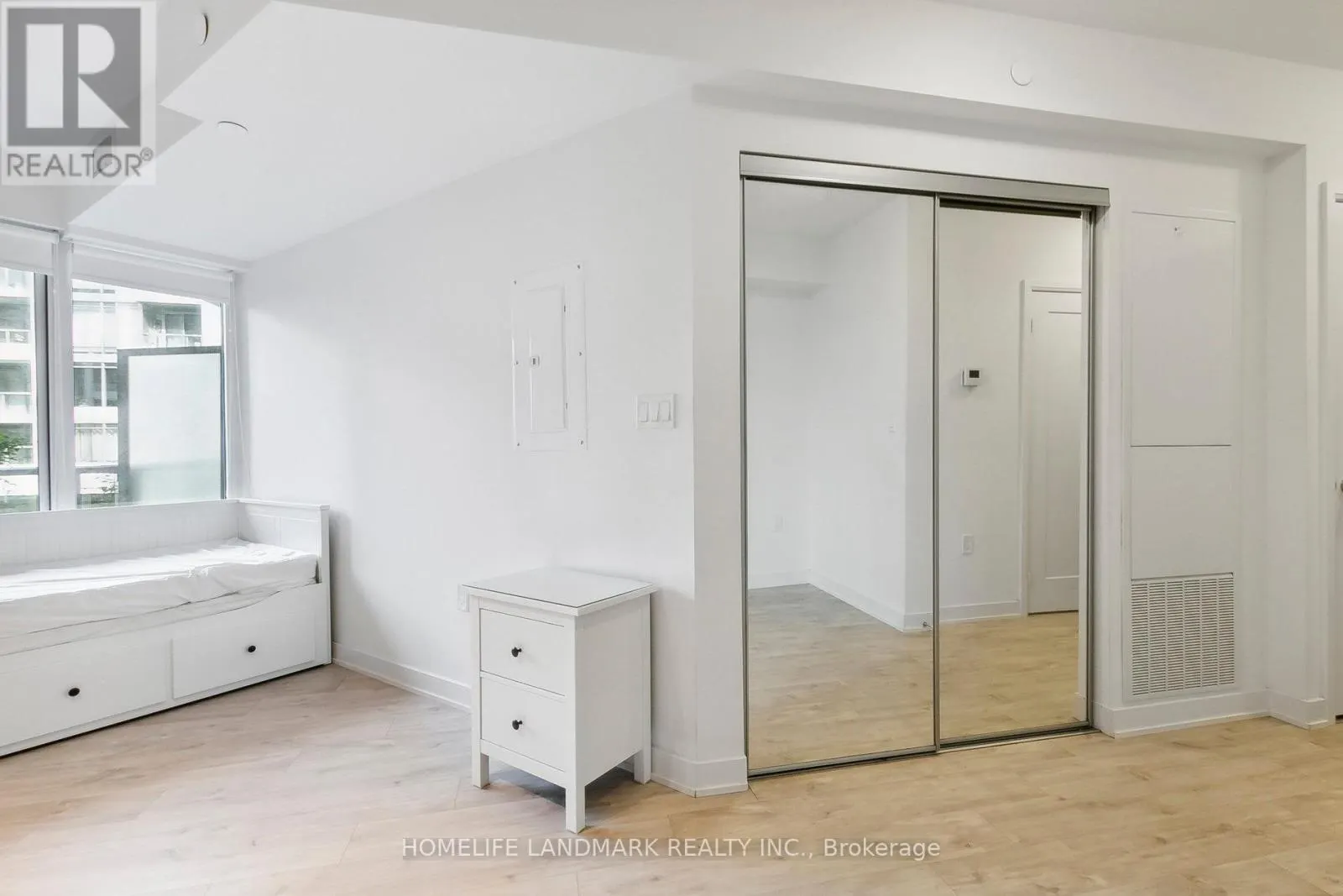 301W - 27 BATHURST STREET