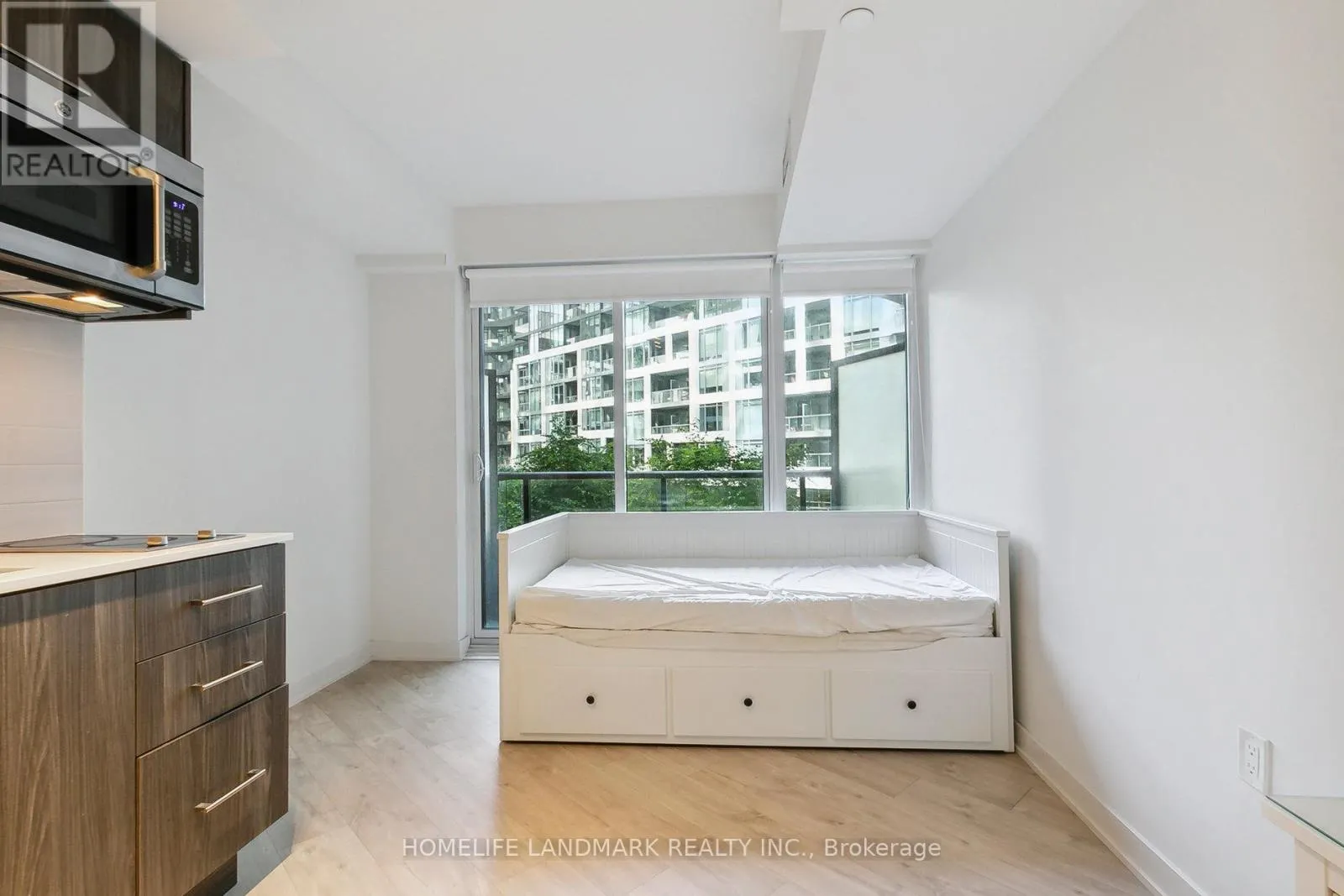301W - 27 BATHURST STREET