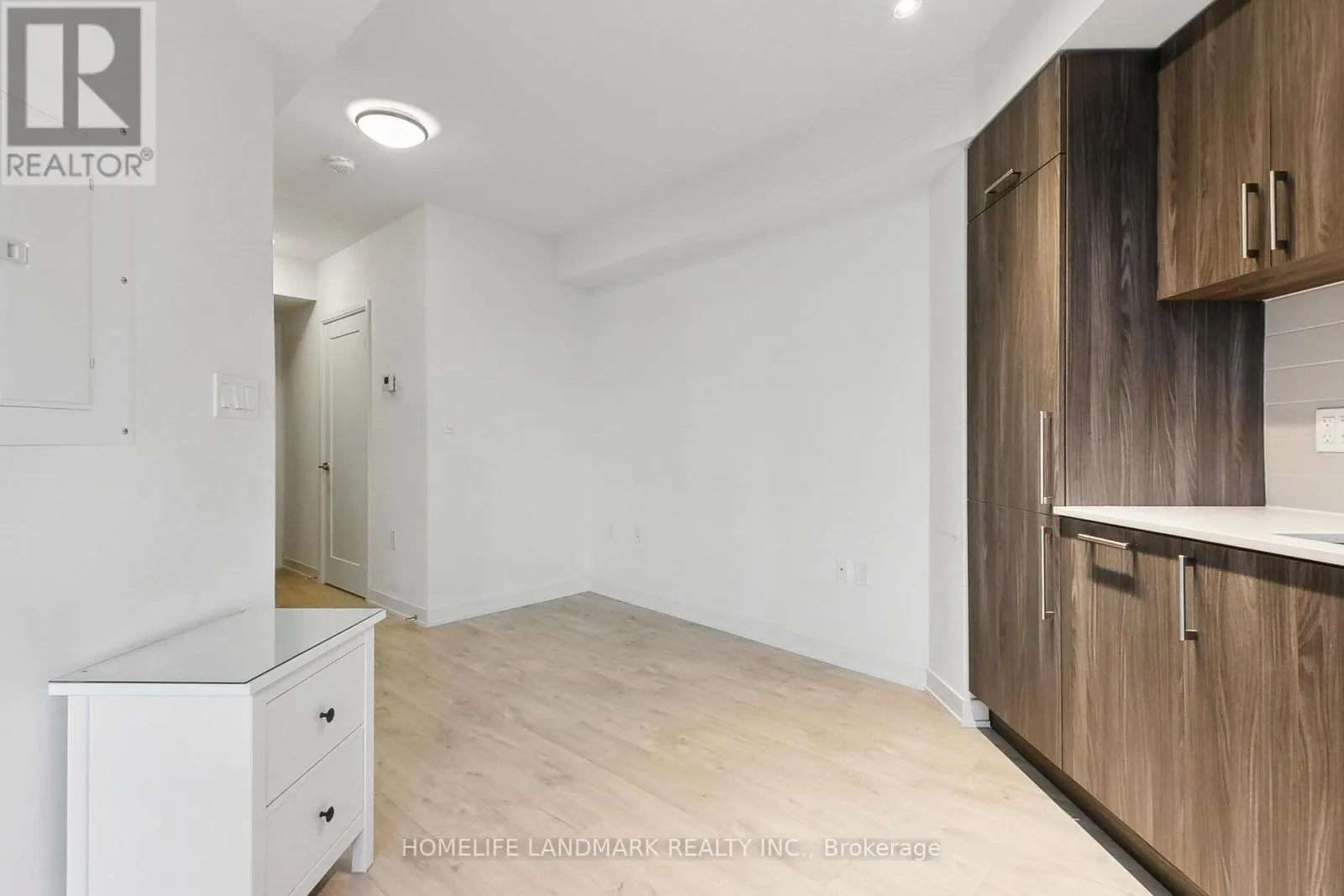 301W - 27 BATHURST STREET