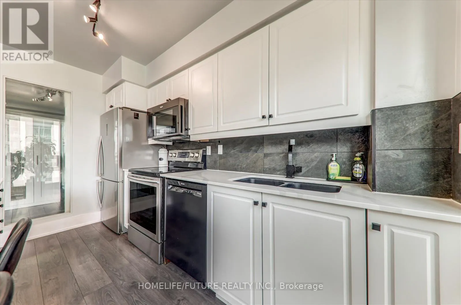 1011 - 215 FORT YORK BOULEVARD
