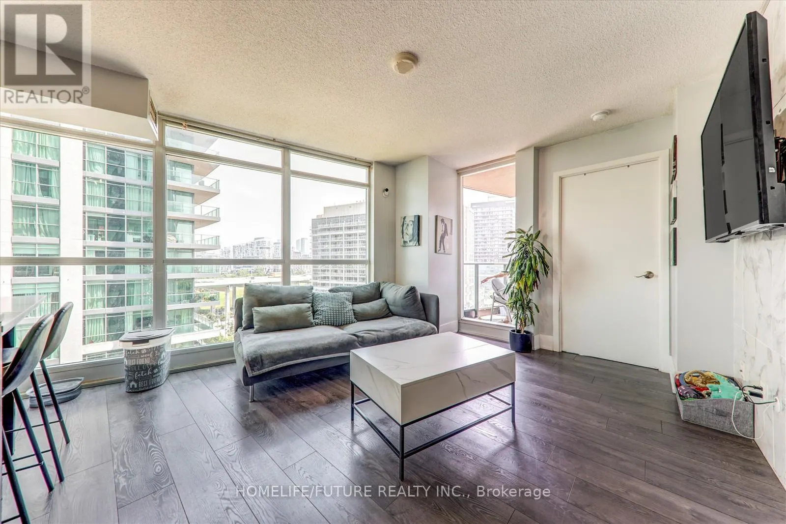 1011 - 215 FORT YORK BOULEVARD