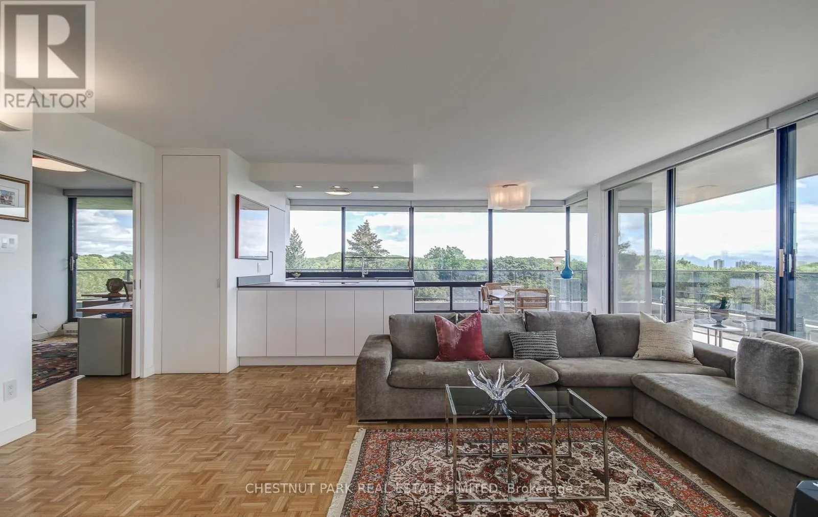 704/05 - 10 AVOCA AVENUE
