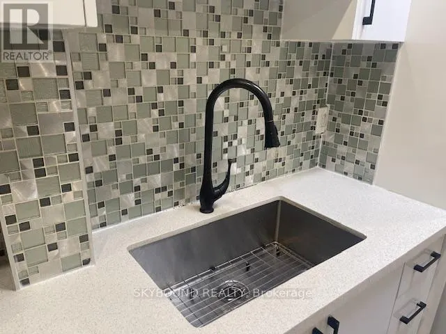 APT 2 - 442 QUEEN STREET W