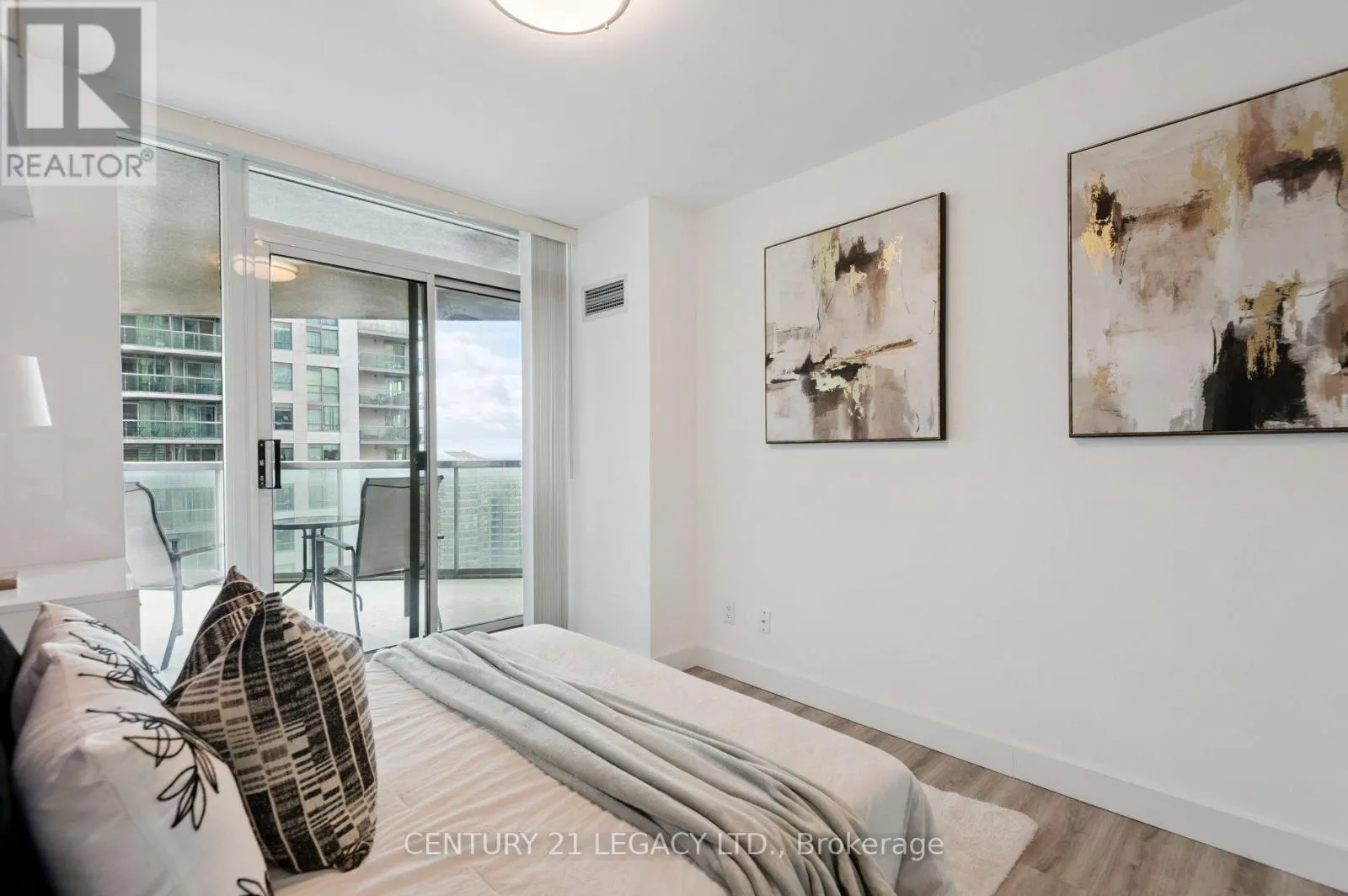 3311 - 30 GRAND TRUNK CRESCENT