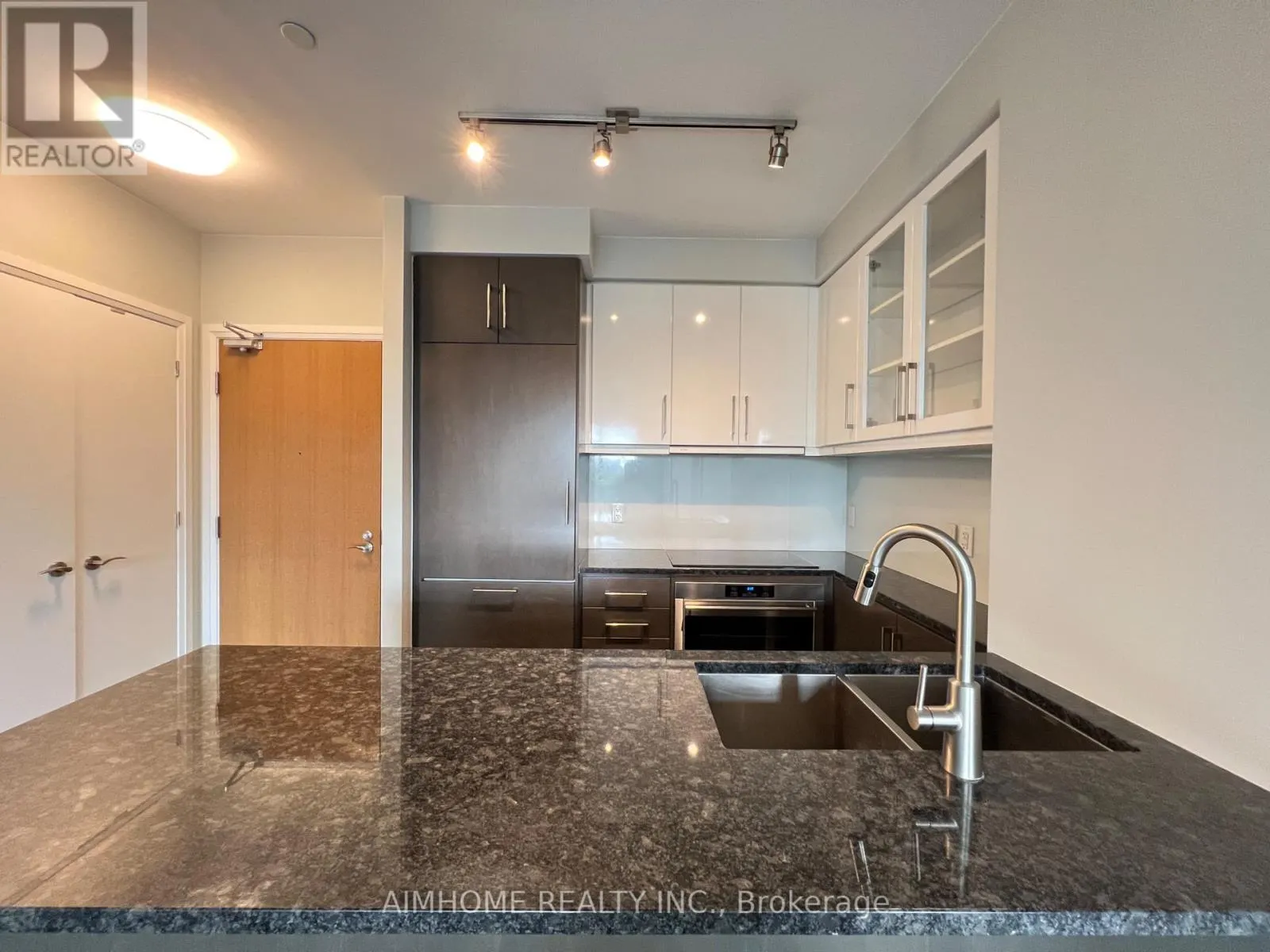 506 - 21 CLAIRTRELL ROAD