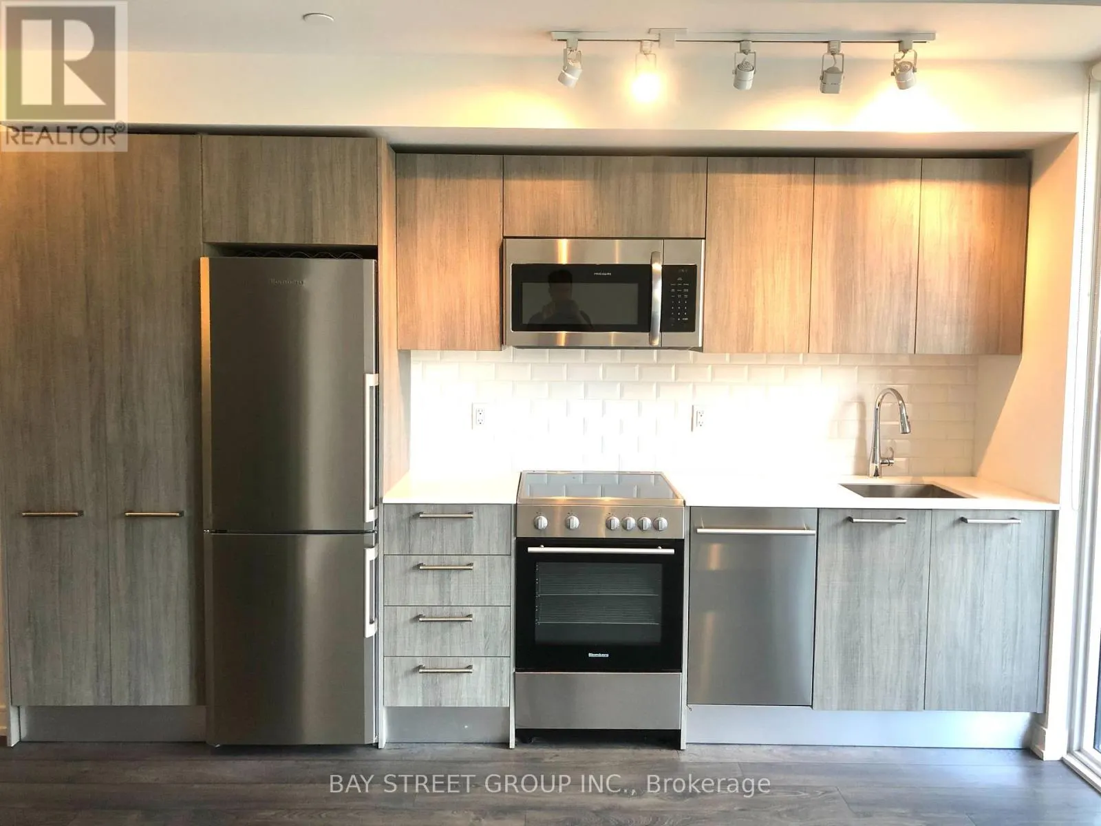 608 - 28 WELLESLEY STREET E
