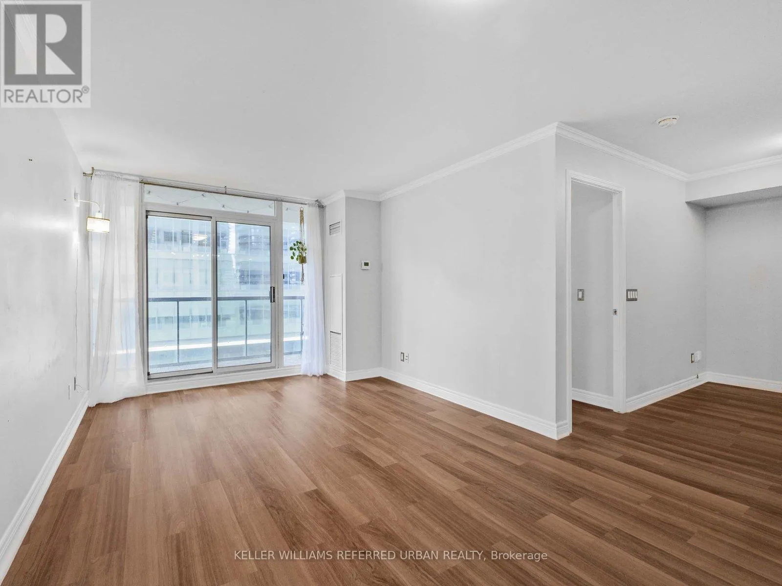 705 - 30 GRAND TRUNK CRESCENT
