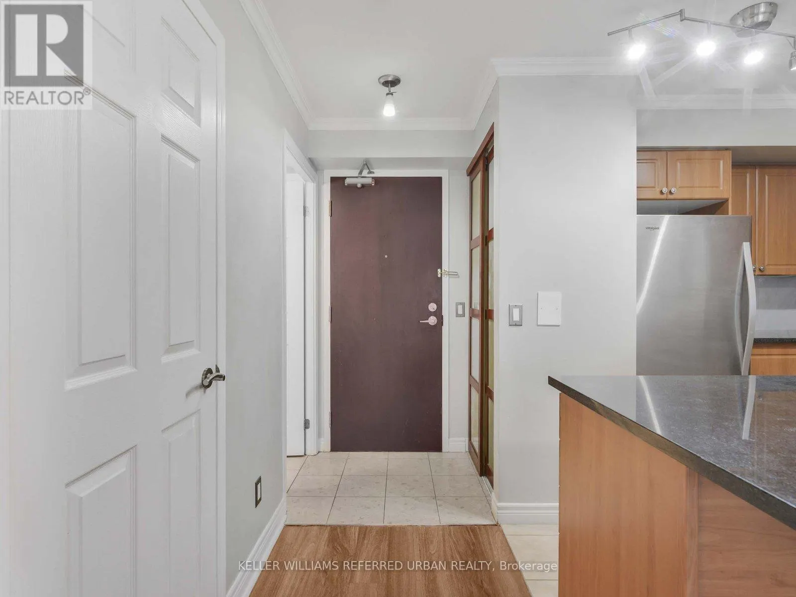 705 - 30 GRAND TRUNK CRESCENT