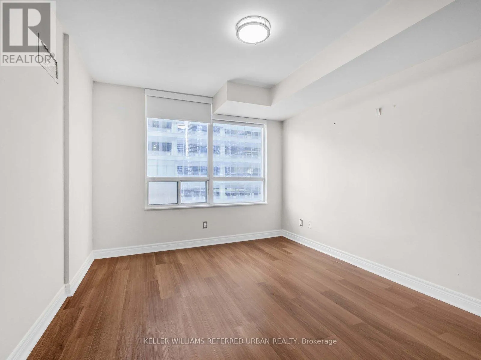 705 - 30 GRAND TRUNK CRESCENT
