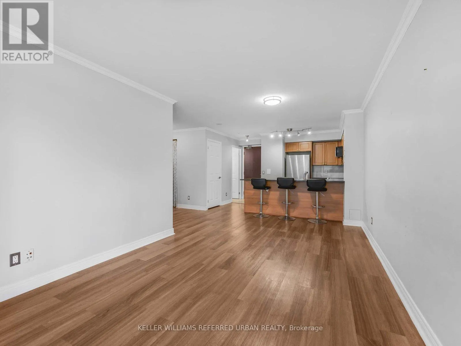 705 - 30 GRAND TRUNK CRESCENT