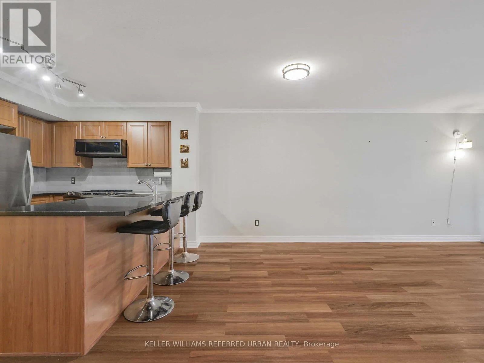 705 - 30 GRAND TRUNK CRESCENT