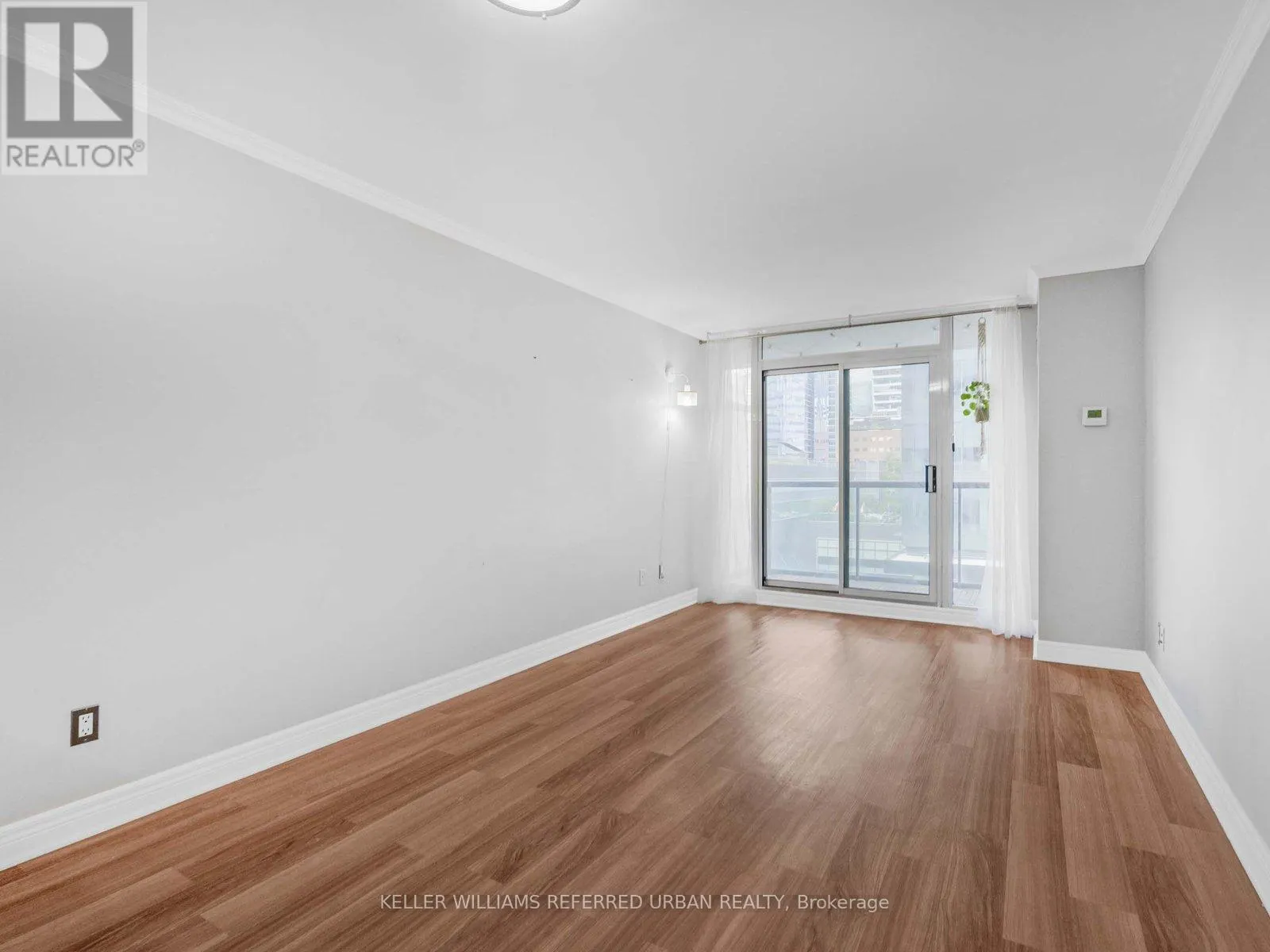 705 - 30 GRAND TRUNK CRESCENT