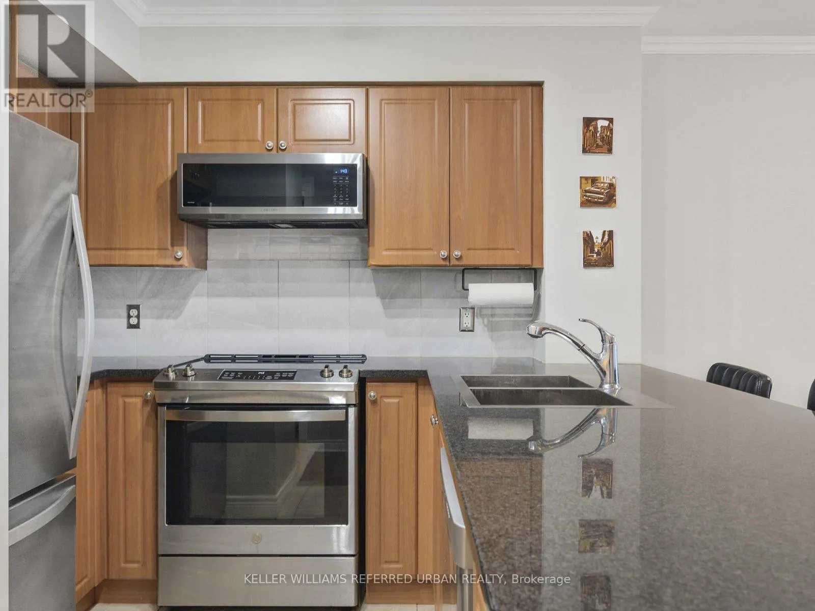 705 - 30 GRAND TRUNK CRESCENT
