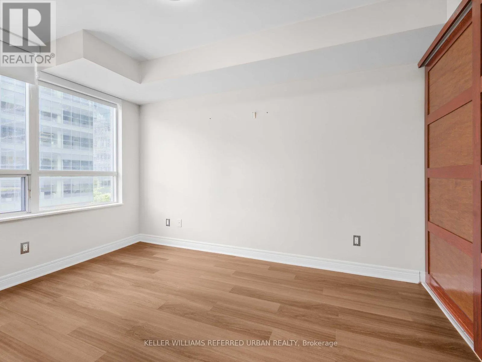 705 - 30 GRAND TRUNK CRESCENT